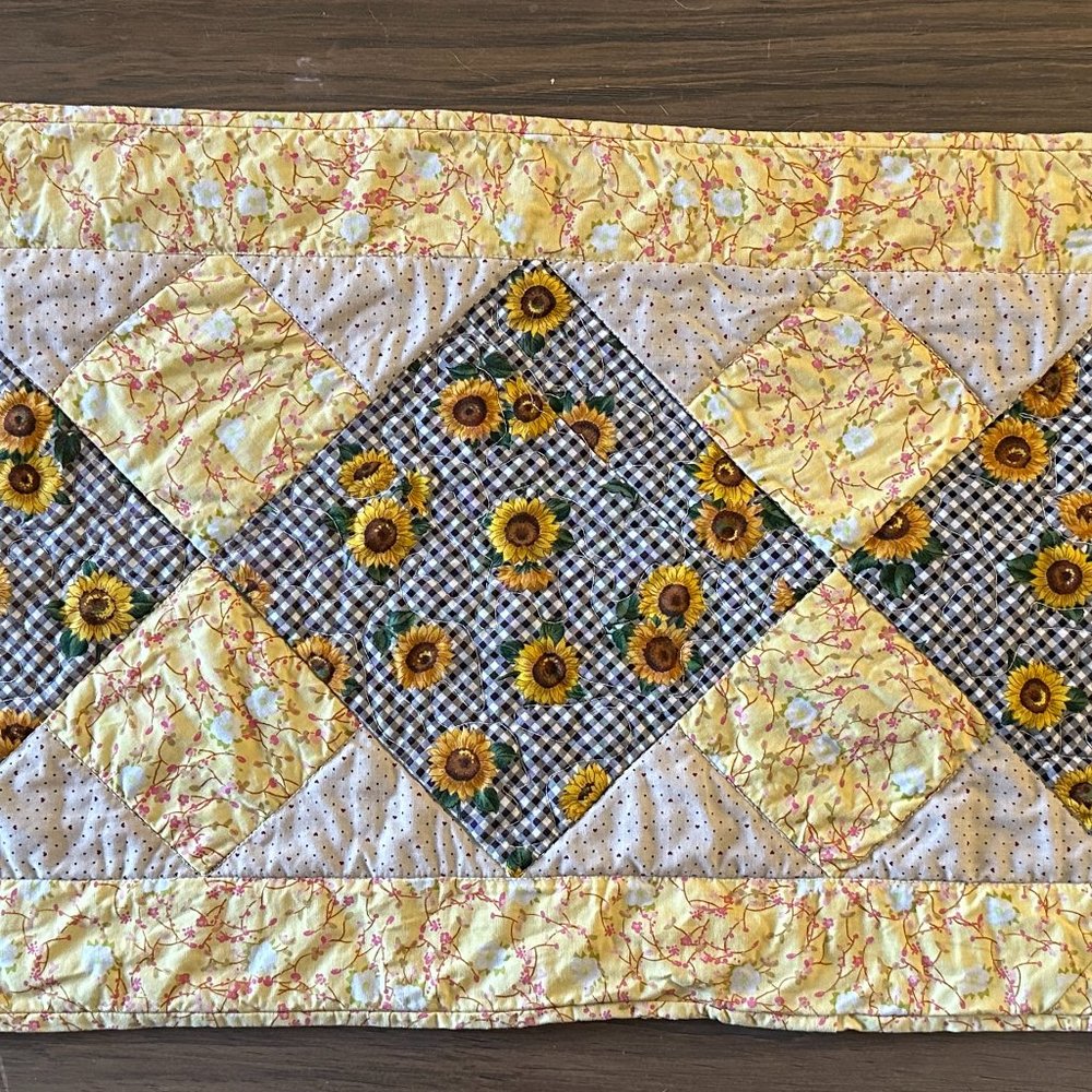 Vintage Sunflower Print Table Runner Handmade Machine Quilted 43.5 x17.5 inches